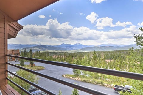 Resort Perks and Trail Access Silverthorne Condo! Apartment in Wildernest