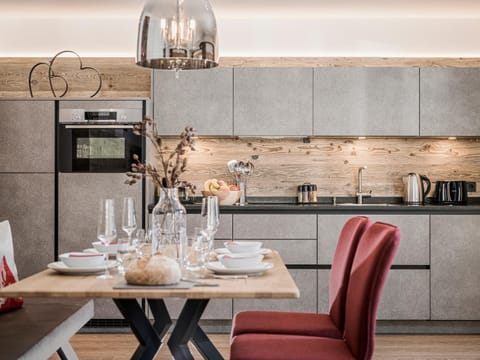 Kitchen or kitchenette, Dining area