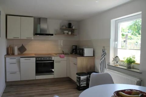 Coffee/tea facilities, Kitchen or kitchenette, Seating area, Dining area