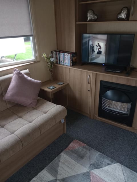 A22 is a 3 bedroom caravan on Whitehouse Leisure Park in Towyn near Abergele with decking and close to sandy beach Campeggio /
resort per camper in Towyn