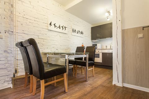 H&H Apartment im Herzen der Stadt Nr 17-Karl mit Küche, Wohnzimmer und Esstisch Apartment in Greifswald