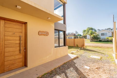 BAHIA SAN FRANCISCO, casa Gaviotas, a 80 metros del mar, Uruguay House in Piriápolis