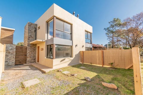 BAHIA SAN FRANCISCO, casa Gaviotas, a 80 metros del mar, Uruguay House in Piriápolis