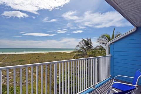 Beach Front and Walking Distance to Village House in Siesta Beach