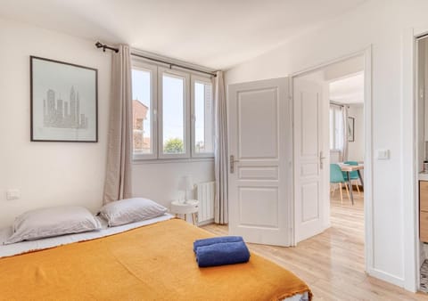 Photo of the whole room, Bedroom