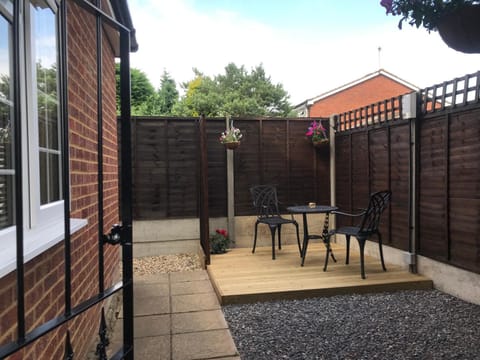 Studio-1-Staines/Heathrow/London-own entrance Condo in Staines-upon-Thames