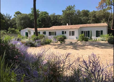 Belle villa rétaise 4 étoiles avec piscine chauffée Chalet in La Couarde-sur-Mer