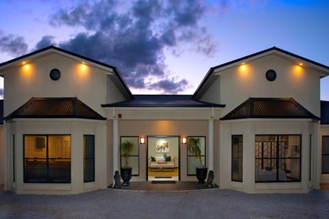 Property building, Facade/entrance, Night