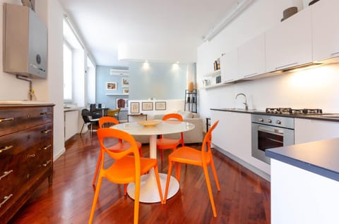 Coffee/tea facilities, Kitchen or kitchenette, Dining area