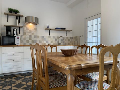 Kitchen or kitchenette, Dining area