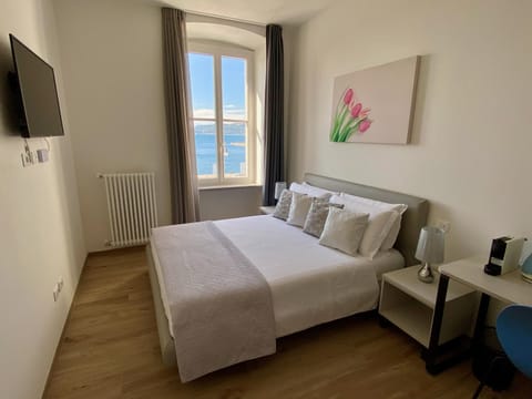 Bed, TV and multimedia, Bedroom