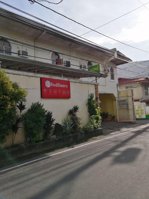 RedDoorz near SM Batangas City Hotel in Batangas