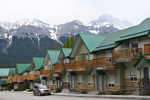 Banff National Park Wood lodge Hotel in Canmore