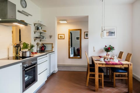 Kitchen or kitchenette, Photo of the whole room, Dining area