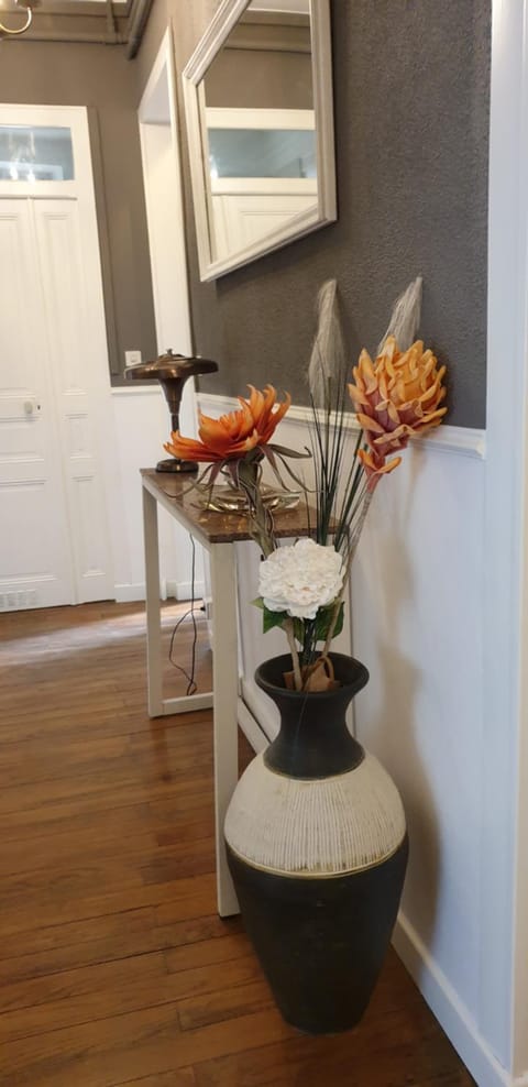 Decorative detail, Guests