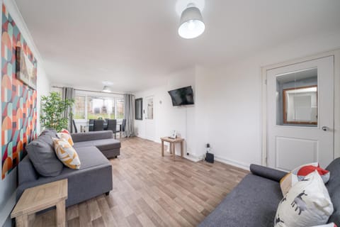 Skyvillion - Entire House 3-Bed in Stevenage Hertfordshire With Parking & Garden Apartamento in Stevenage