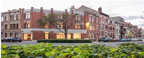 Property building, Location