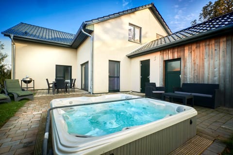 Property building, Hot Tub, Swimming pool