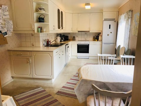 Kitchen or kitchenette, Dining area, dishwasher, stove