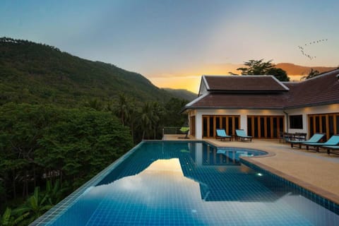 Property building, Natural landscape, Mountain view, Pool view, Swimming pool, Sunrise, Sunset, sunbed