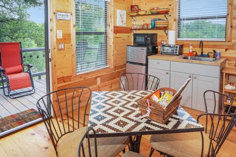 Kitchen or kitchenette, Seating area, Dining area
