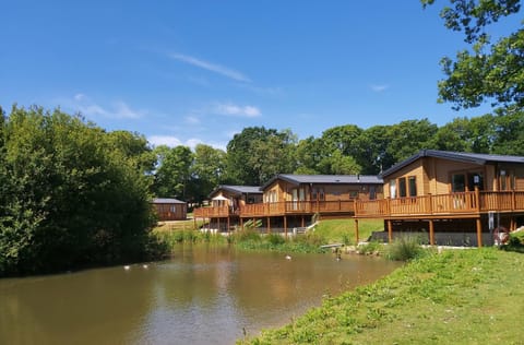 Poppy An Immaculate Lake side Lodge the Perfect Retreat, Sleeps 4 House in Ryde