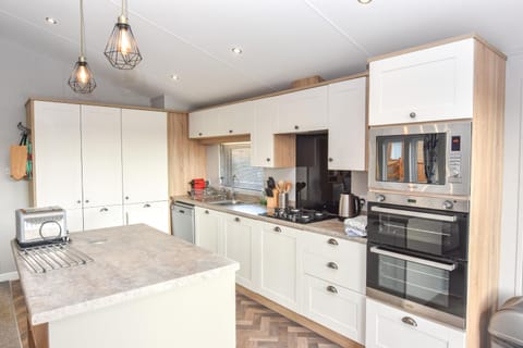 Poppy An Immaculate Lake side Lodge the Perfect Retreat, Sleeps 4 House in Ryde