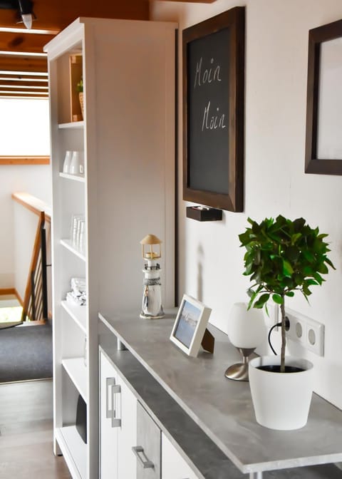 Living room, Photo of the whole room, Decorative detail