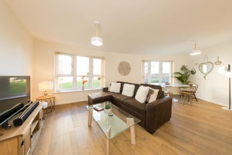 TV and multimedia, Living room, Seating area, Evening entertainment