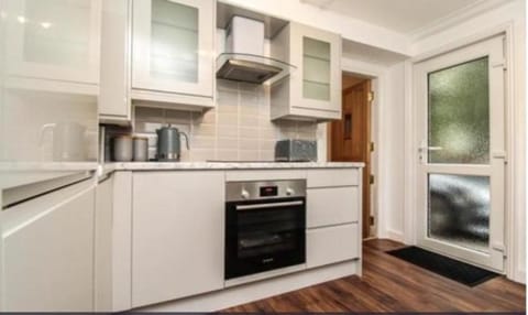Charming Victoria Conversion Flat in Brentwood with a Garden & Free Parking Apartment in Brentwood