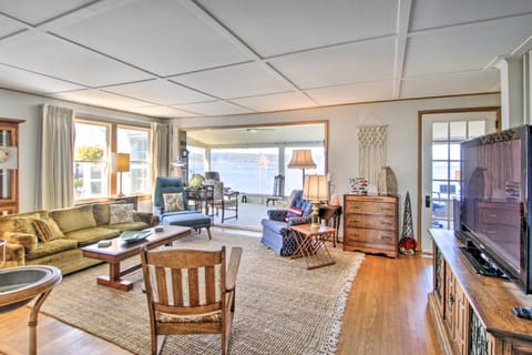 Ideally Located Waterfront Home - Puget Sound View Casa in University Place