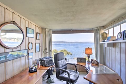 Waterfront Puget Sound Retreat Steps to Beach! Casa in University Place