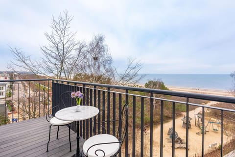 View (from property/room), Balcony/Terrace, Lake view, Landmark view, Sea view