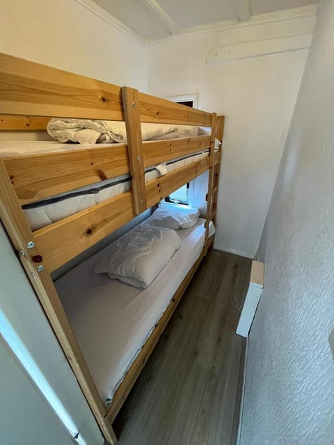 Bedroom, bunk bed