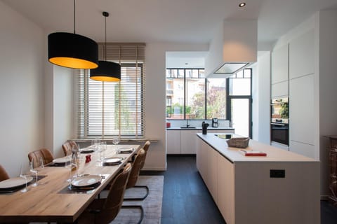 Kitchen or kitchenette, Dining area