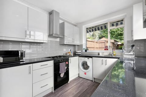 Heathrow Living Stanwell Serviced House 5 bedrooms By 360Stays Condominio in Staines-upon-Thames