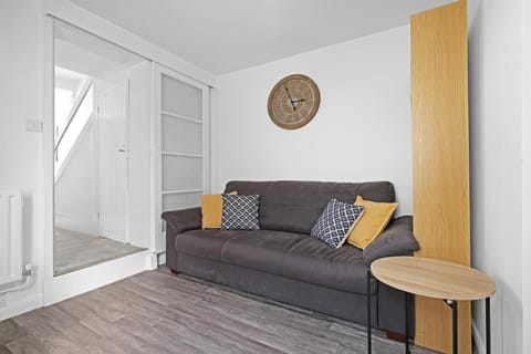 Heathrow Living Stanwell Serviced House 5 bedrooms By 360Stays Condo in Staines-upon-Thames