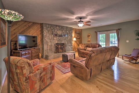 Quiet Blue Ridge Home with Fire Pit - 5 Mi to Dtwn! Haus in Horse Shoe