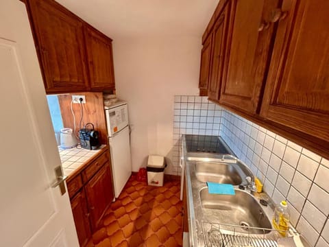 Kitchen or kitchenette, dishwasher, oven, stove