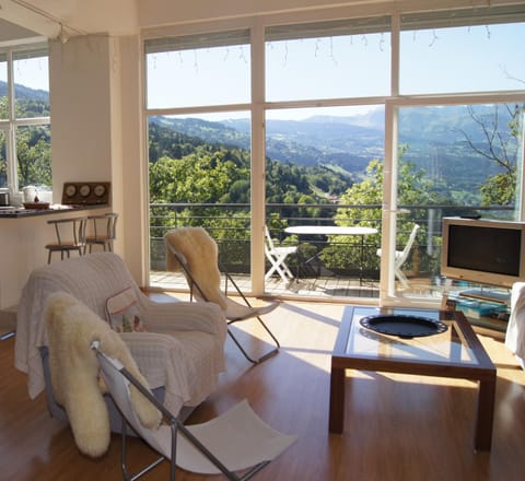 Day, Living room, Mountain view