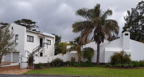 16 Rhodes-North Self Catering Apartment & Studio Condo in Stellenbosch