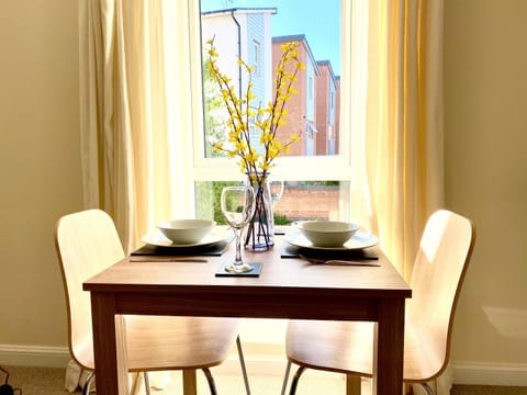 Superior Two-Bed Apartment with Free Parking, CV1 Coventry Condo in Coventry