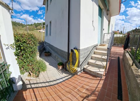 Facade/entrance, Balcony/Terrace