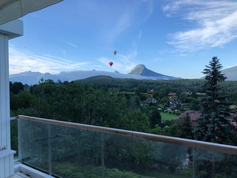 Vue exceptionnelle sur lac d'Annecy et Montagnes Villa in Menthon-Saint-Bernard