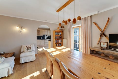 Photo of the whole room, Dining area