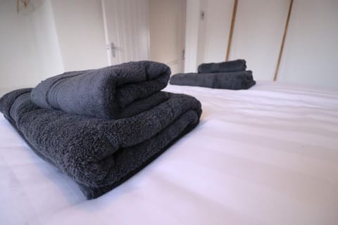 Bed, Bedroom, towels