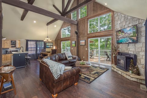 Mountain Creek Cabin - Luxury Lakefront Home - Hot Tub- Pool Table - Movie Theater Casa in Table Rock Lake