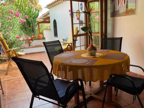 CACTUS's HOUSE, 150 m beach, 1 bdr, 4 guests, wifi, Netflix, Condo in Costa Adeje