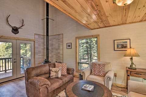 Woodsy Cabin Hideaway with Deck Hike, Fish, Escape House in Park County