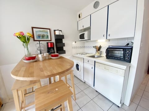 Kitchen or kitchenette, Dining area, dishwasher, minibar, pet friendly, stove, toaster